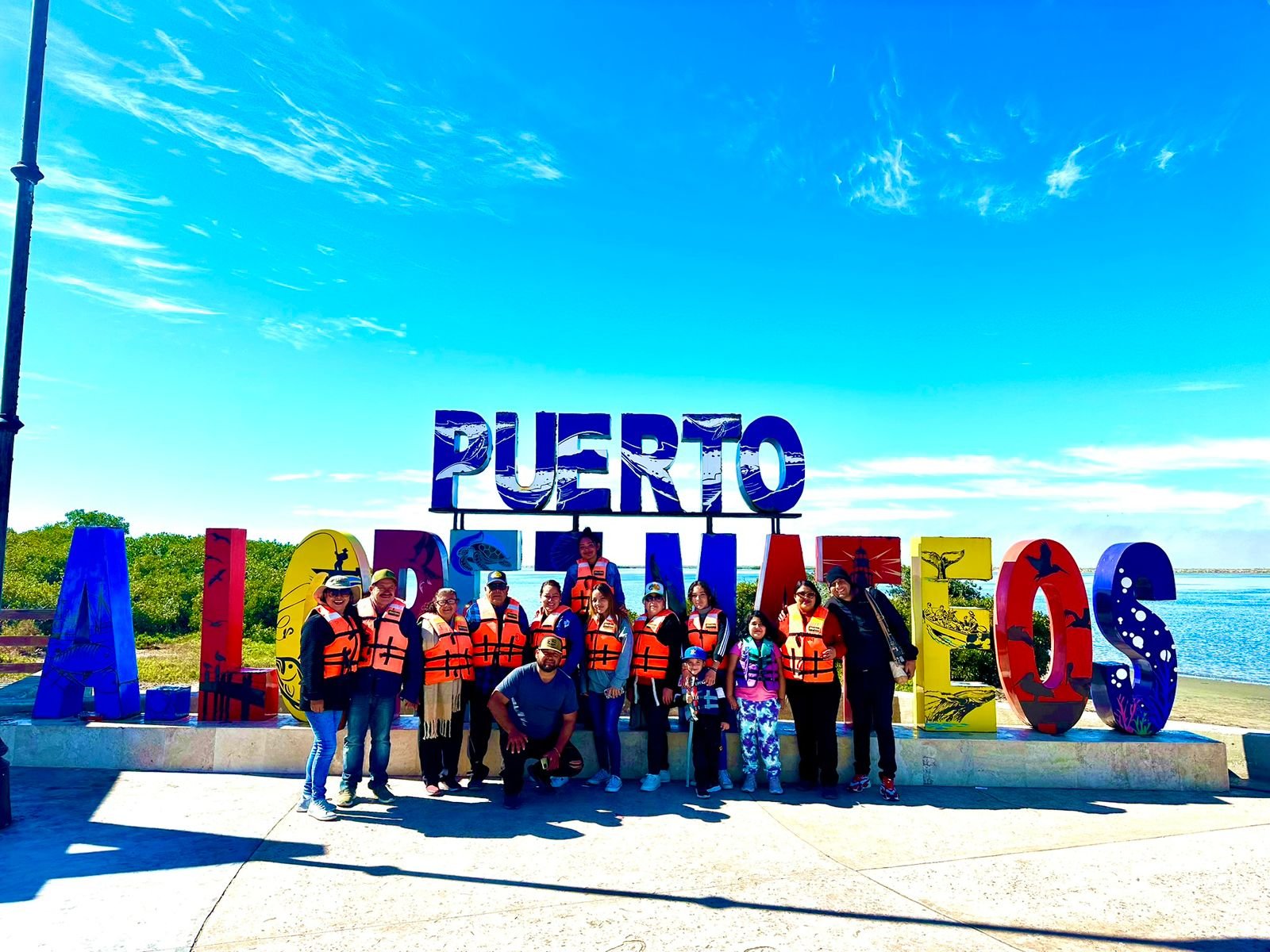 Una familia que nos visitó y vivió la experiencia con la naturaleza en nuestri puerto.